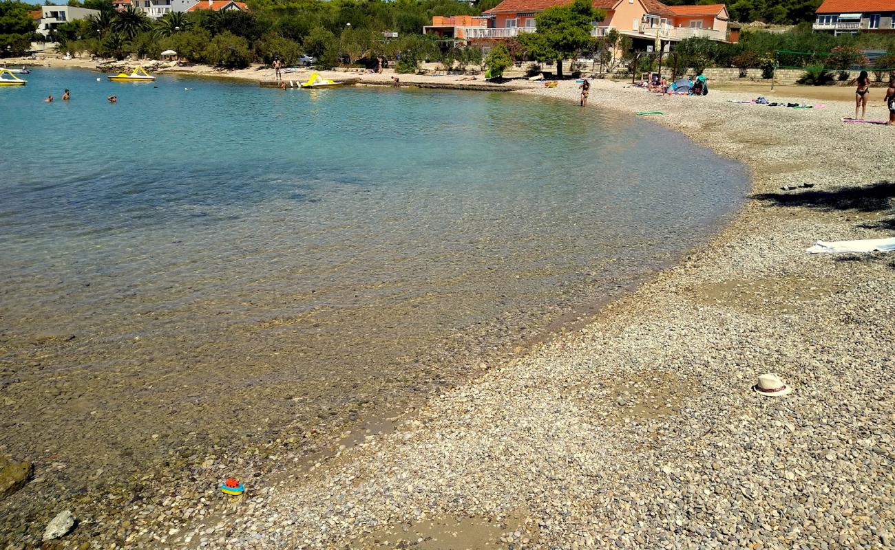 Photo de Denka beach avec caillou fin clair de surface