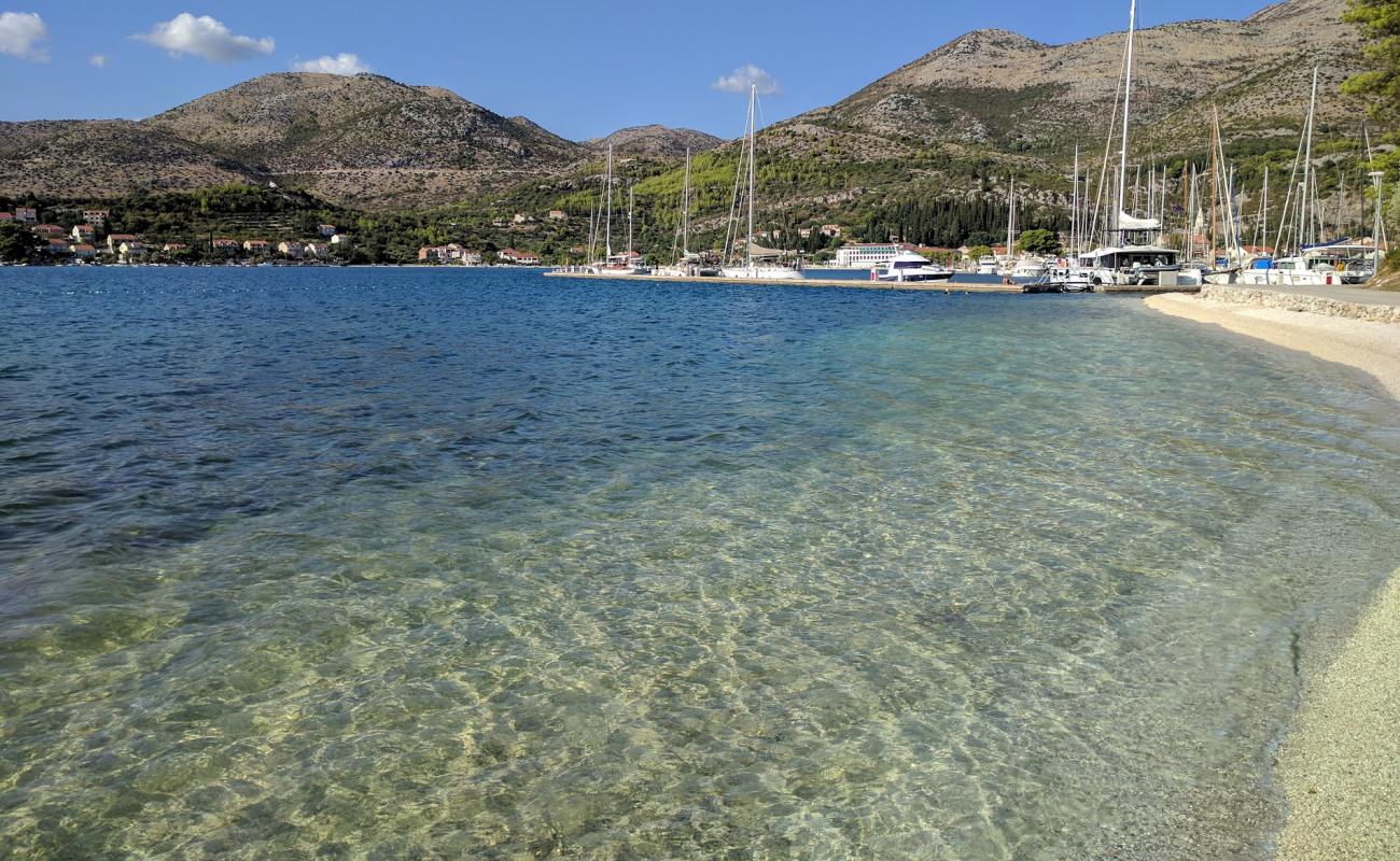 Photo de Karmelska beach avec caillou fin clair de surface