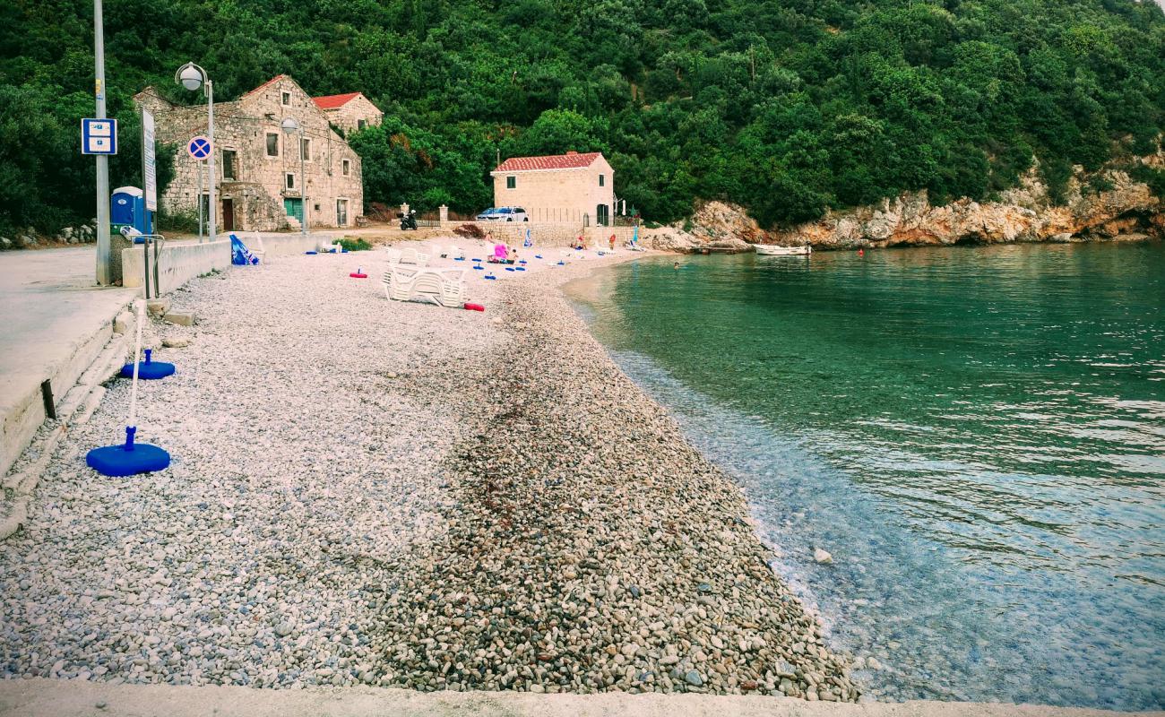 Photo de Brsecine Harbour avec caillou clair de surface