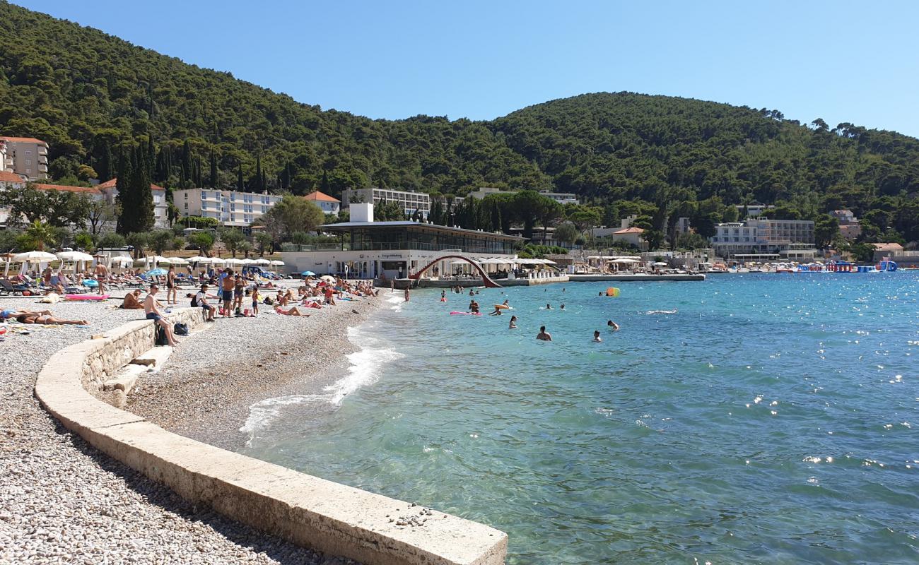 Photo de Uvala Lapad beach avec caillou fin clair de surface