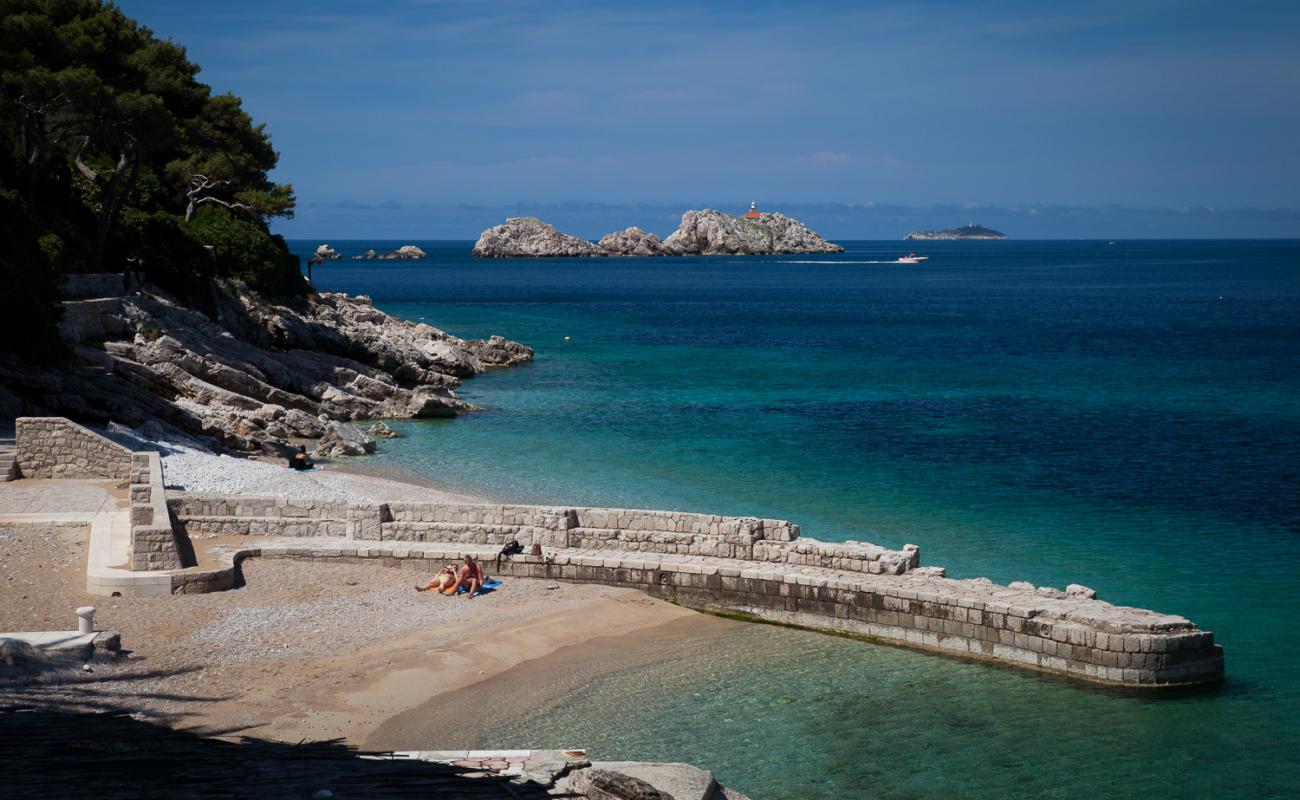 Photo de Vila beach avec caillou clair de surface