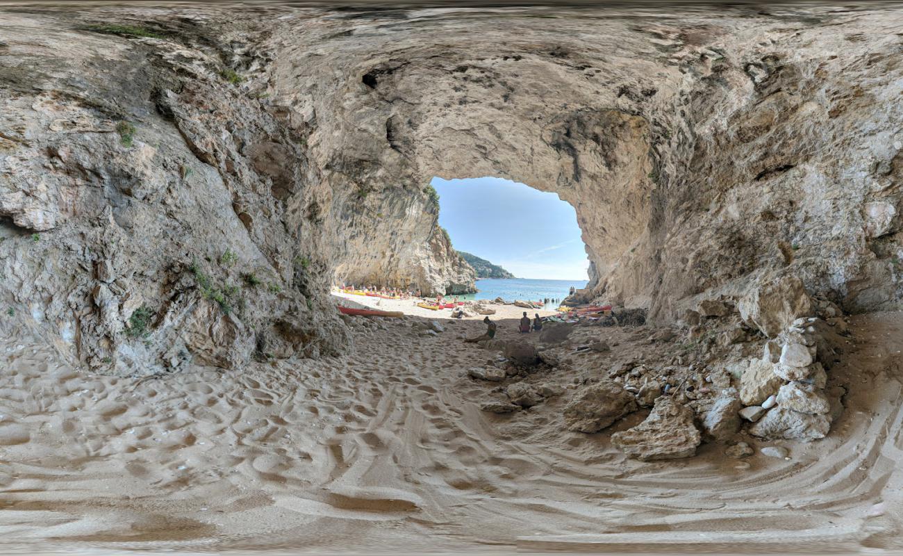 Photo de Betina Cave beach avec caillou fin clair de surface