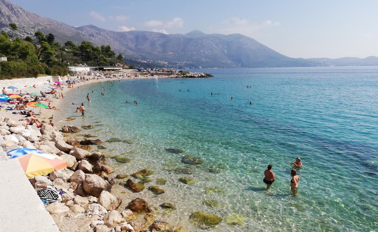 Photo de Kupari beach avec caillou fin clair de surface