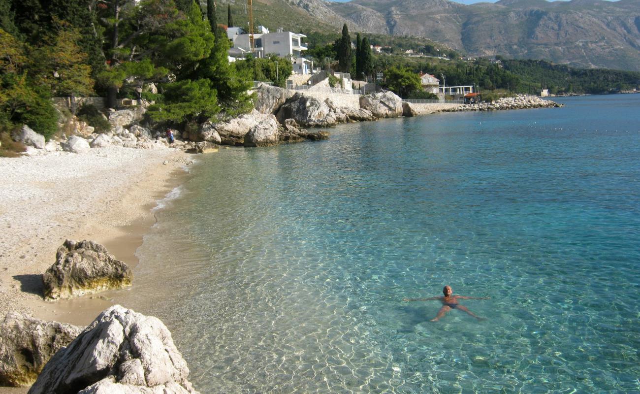 Photo de Mlini beach avec caillou clair de surface