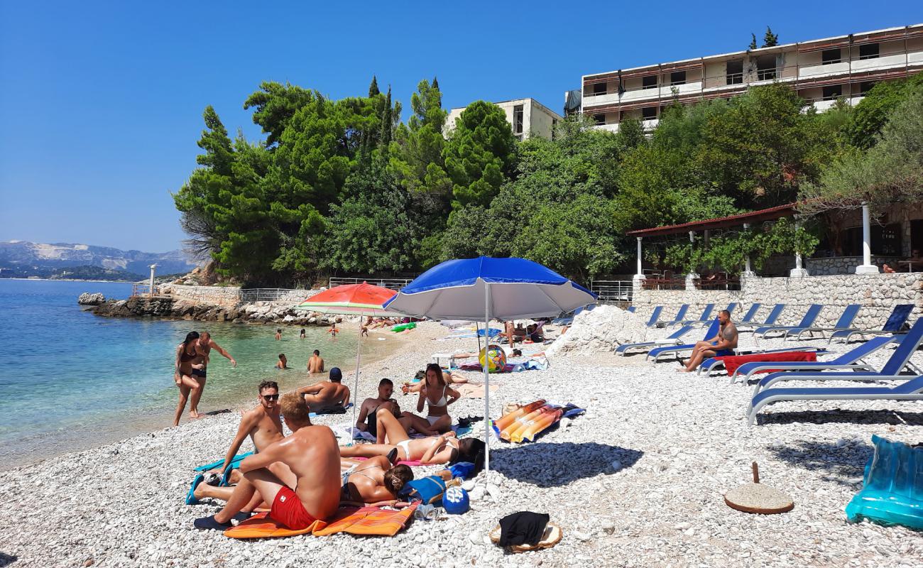 Photo de Orphee beach avec caillou clair de surface