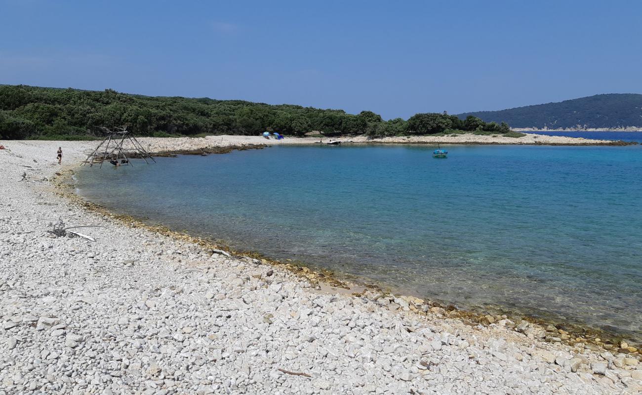 Photo de Tarej beach avec galets beige de surface