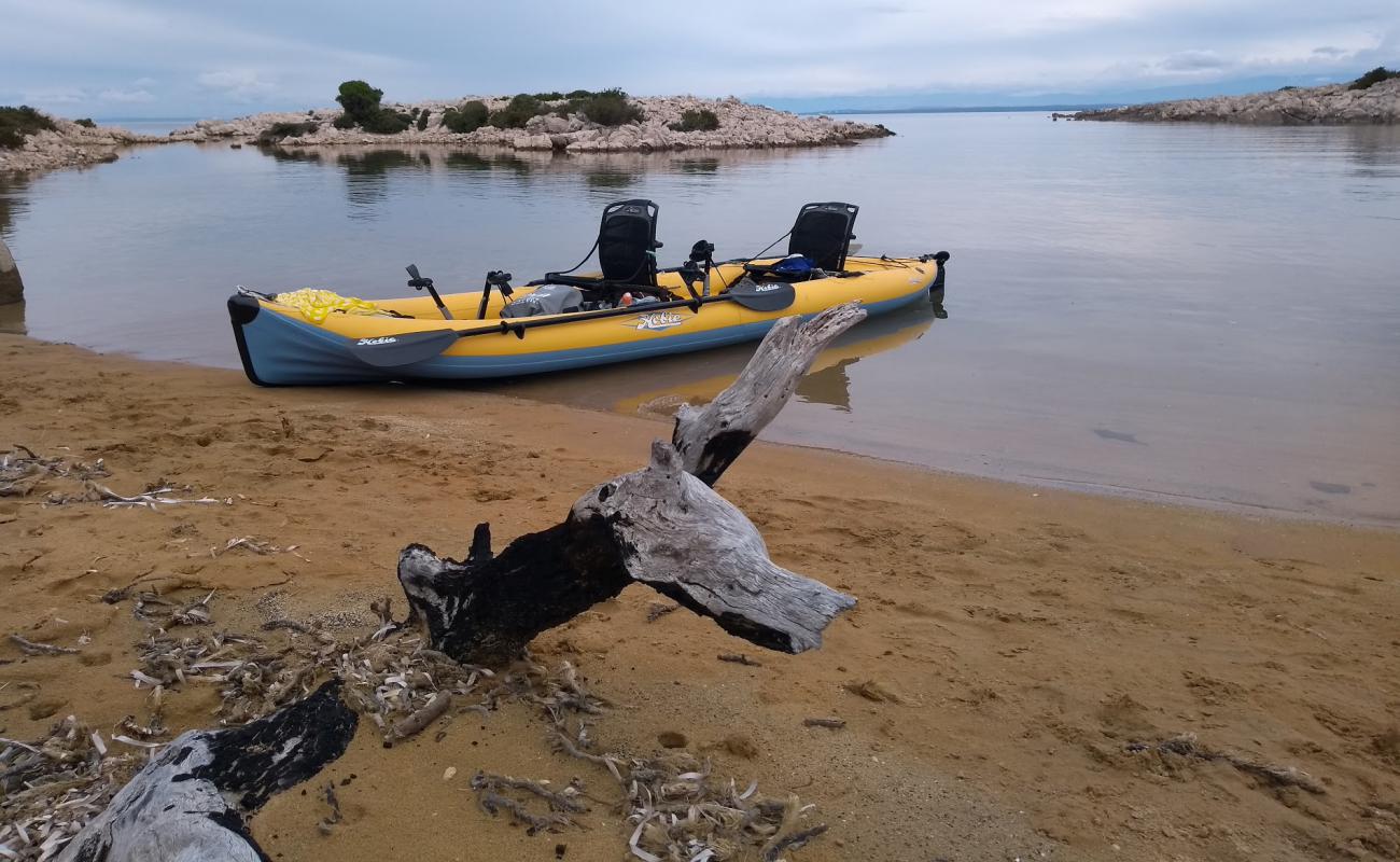 Photo de Menula beach avec sable brun de surface