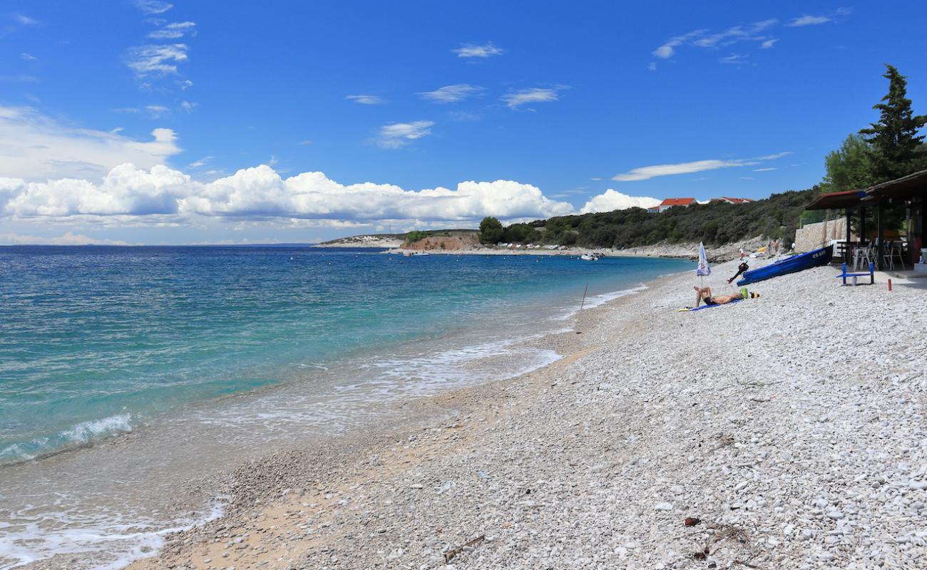 Photo de Miholascica beach avec galets beige de surface