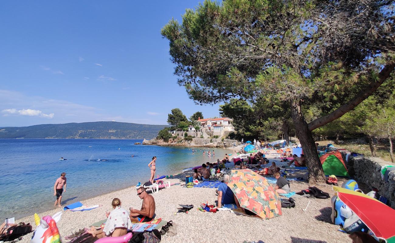 Photo de Valun beach avec caillou clair de surface