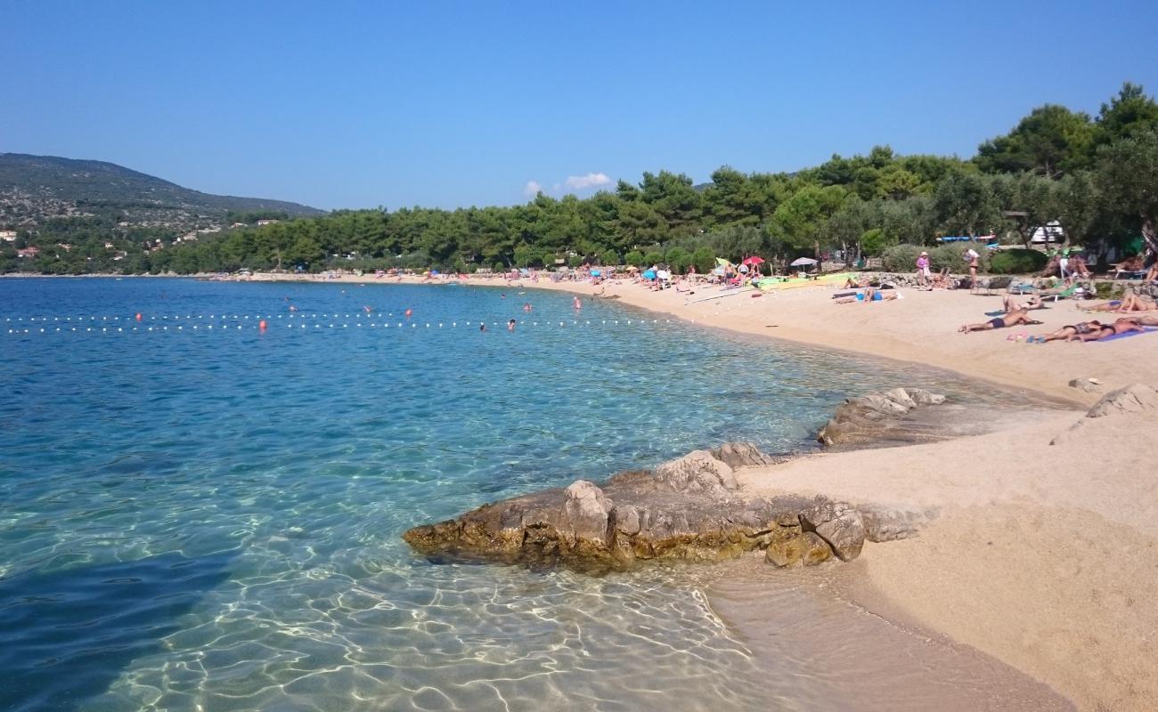 Photo de Kovacine beach avec sable beige & galets de surface