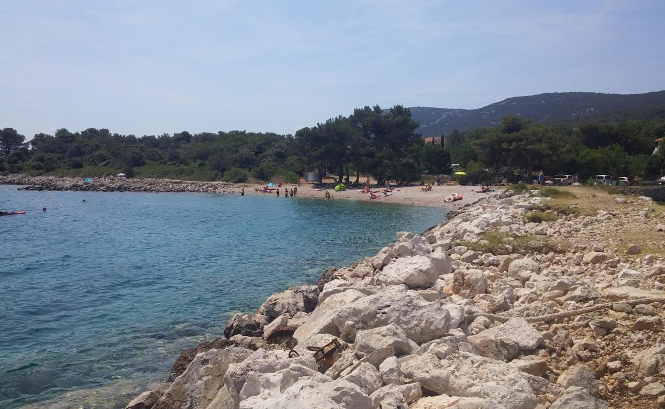 Photo de Mirna beach avec petits galets beige de surface