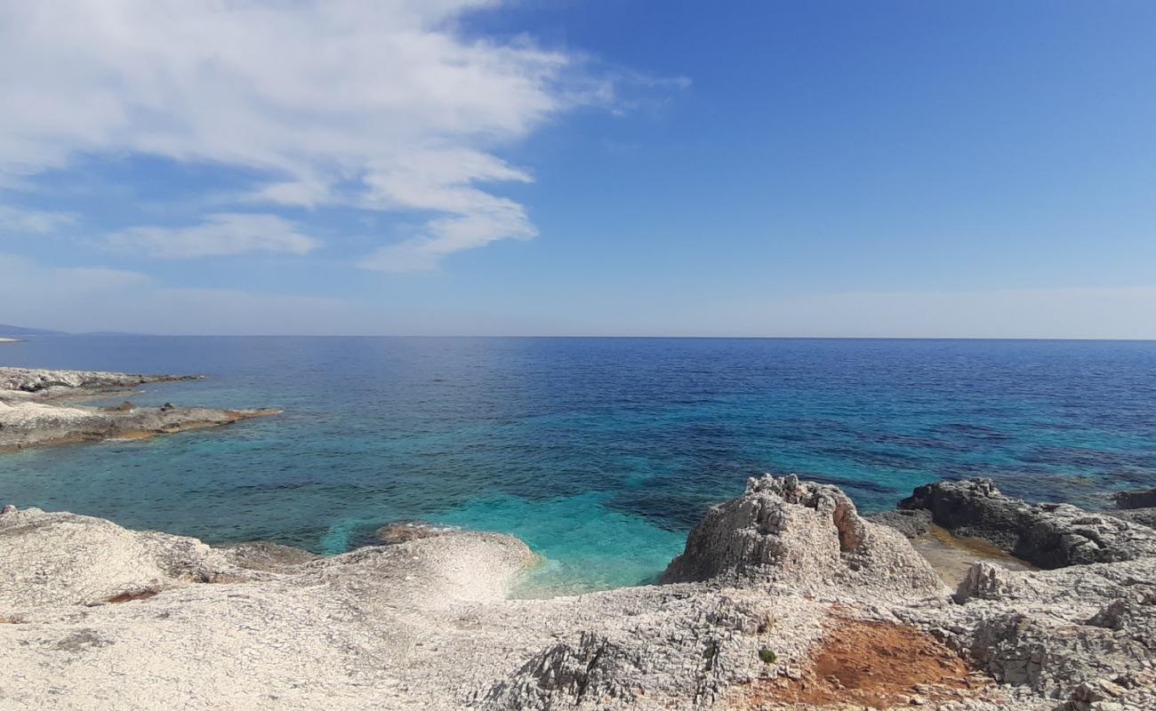 Photo de Kurila beach avec roches de surface