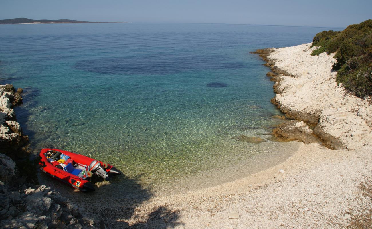 Photo de Zal beach II avec galets blancs de surface