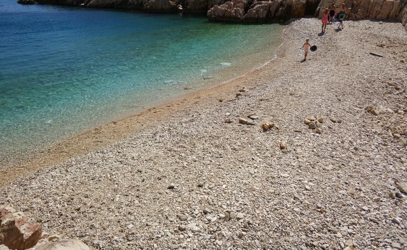 Photo de Konjska beach avec caillou clair de surface