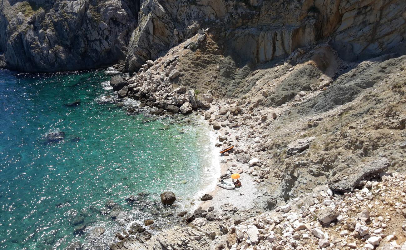 Photo de Skrinjica beach avec roches de surface