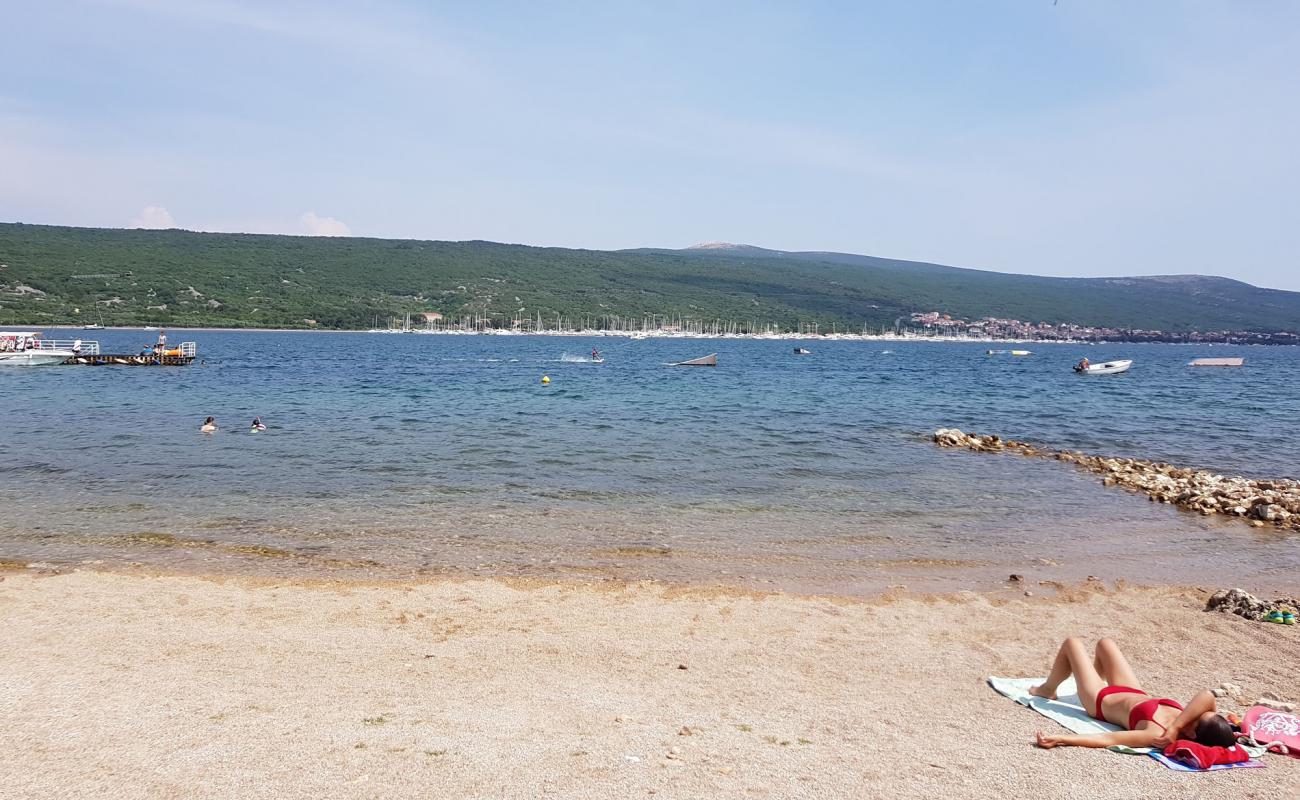 Photo de Punat beach avec caillou clair de surface