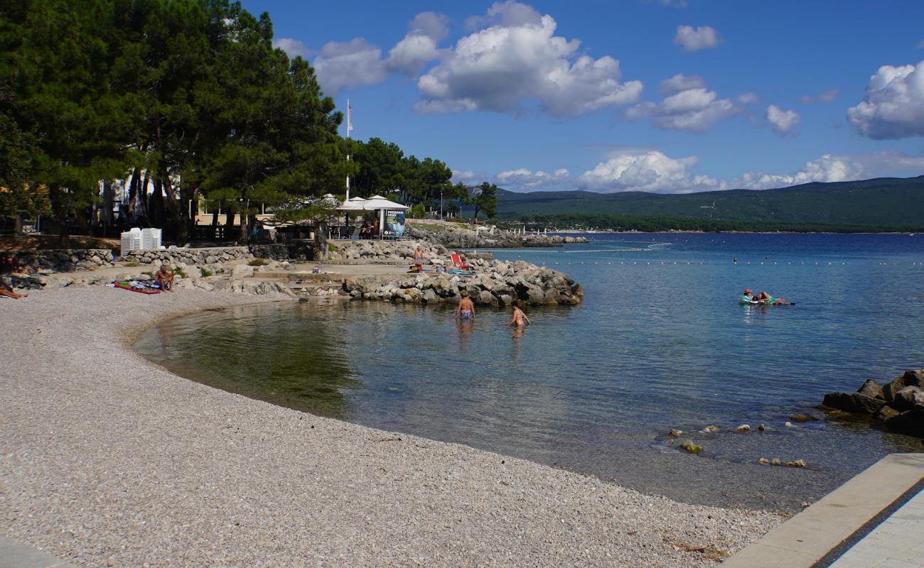 Photo de Karaka II beach avec caillou fin clair de surface