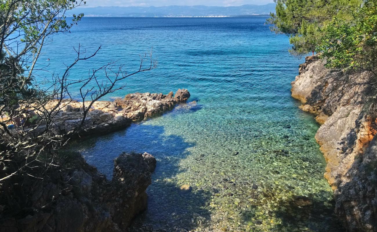 Photo de Malinska-Porat beach avec roches de surface