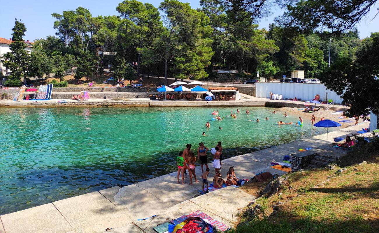 Photo de Draga beach avec caillou fin clair de surface