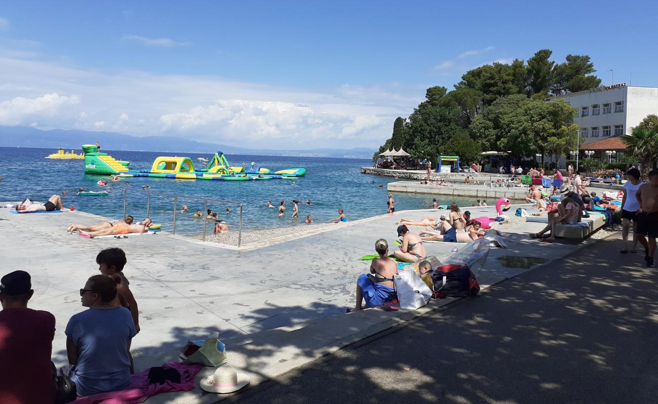 Photo de Malinska beach avec caillou fin clair de surface