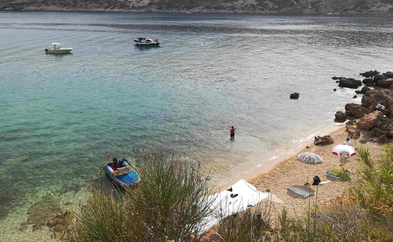 Photo de Edvina beach avec sable lumineux de surface