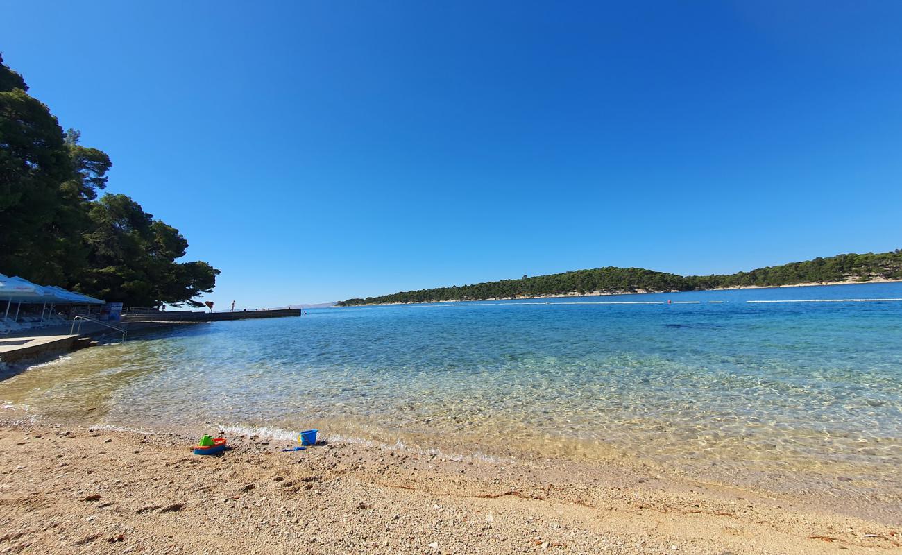 Photo de Skver beach avec sable lumineux de surface