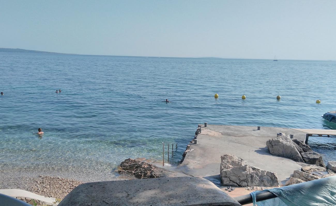 Photo de Frkanj beach avec caillou clair de surface