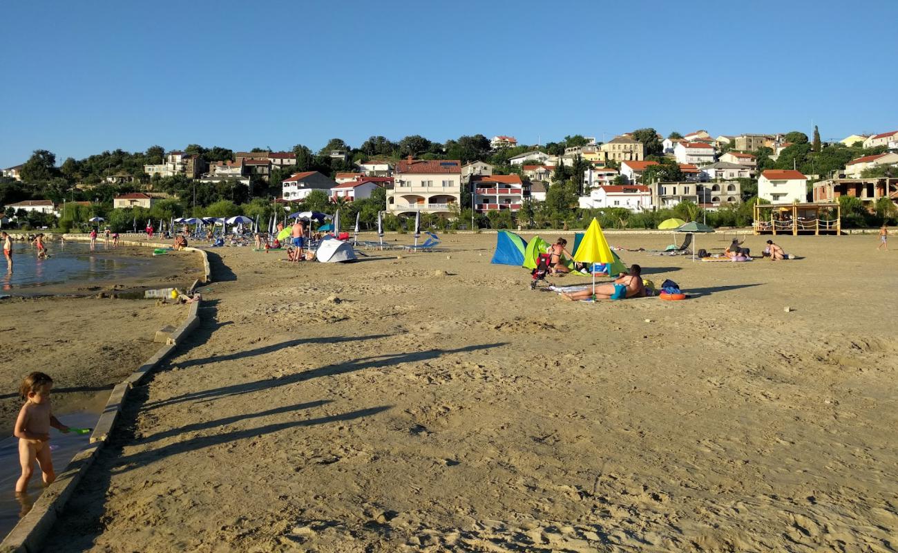 Photo de Lopar beach avec sable fin et lumineux de surface