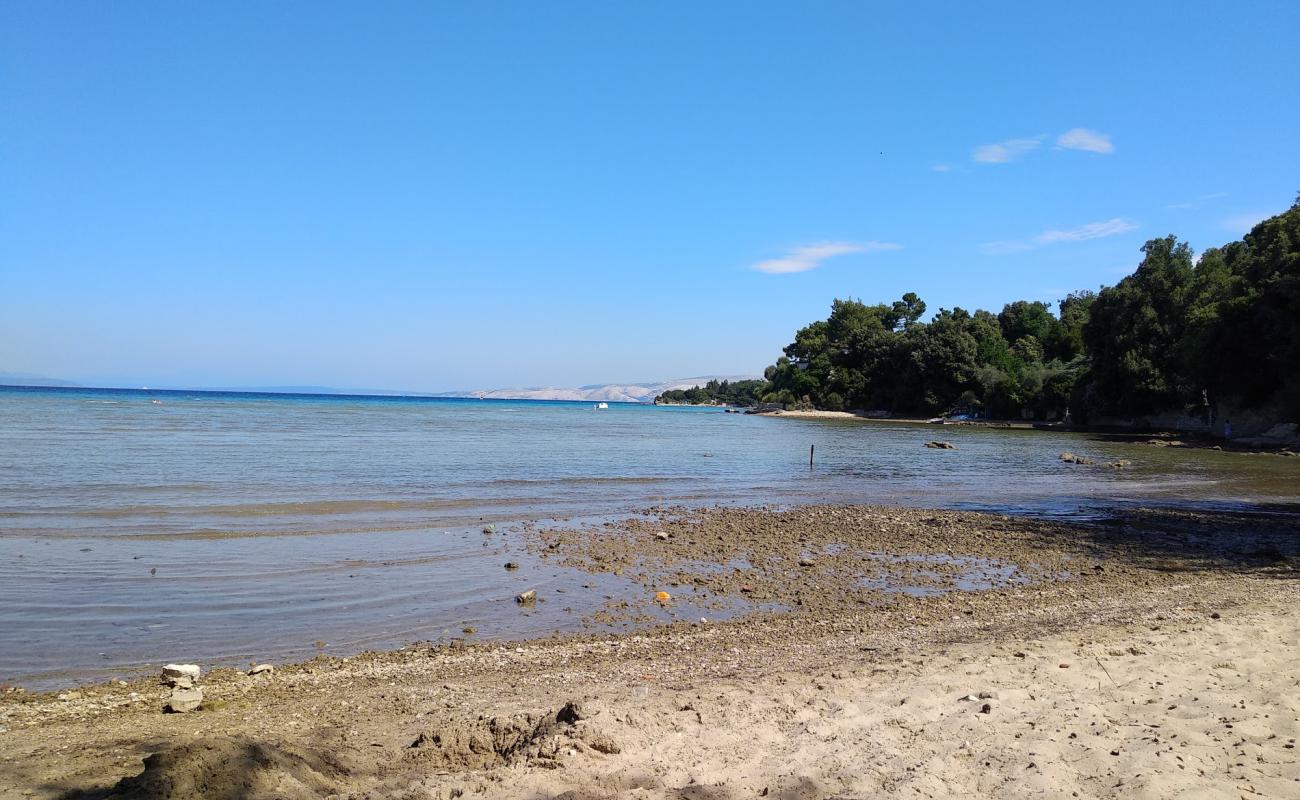 Photo de Crikvena II beach avec sable brillant et rochers de surface