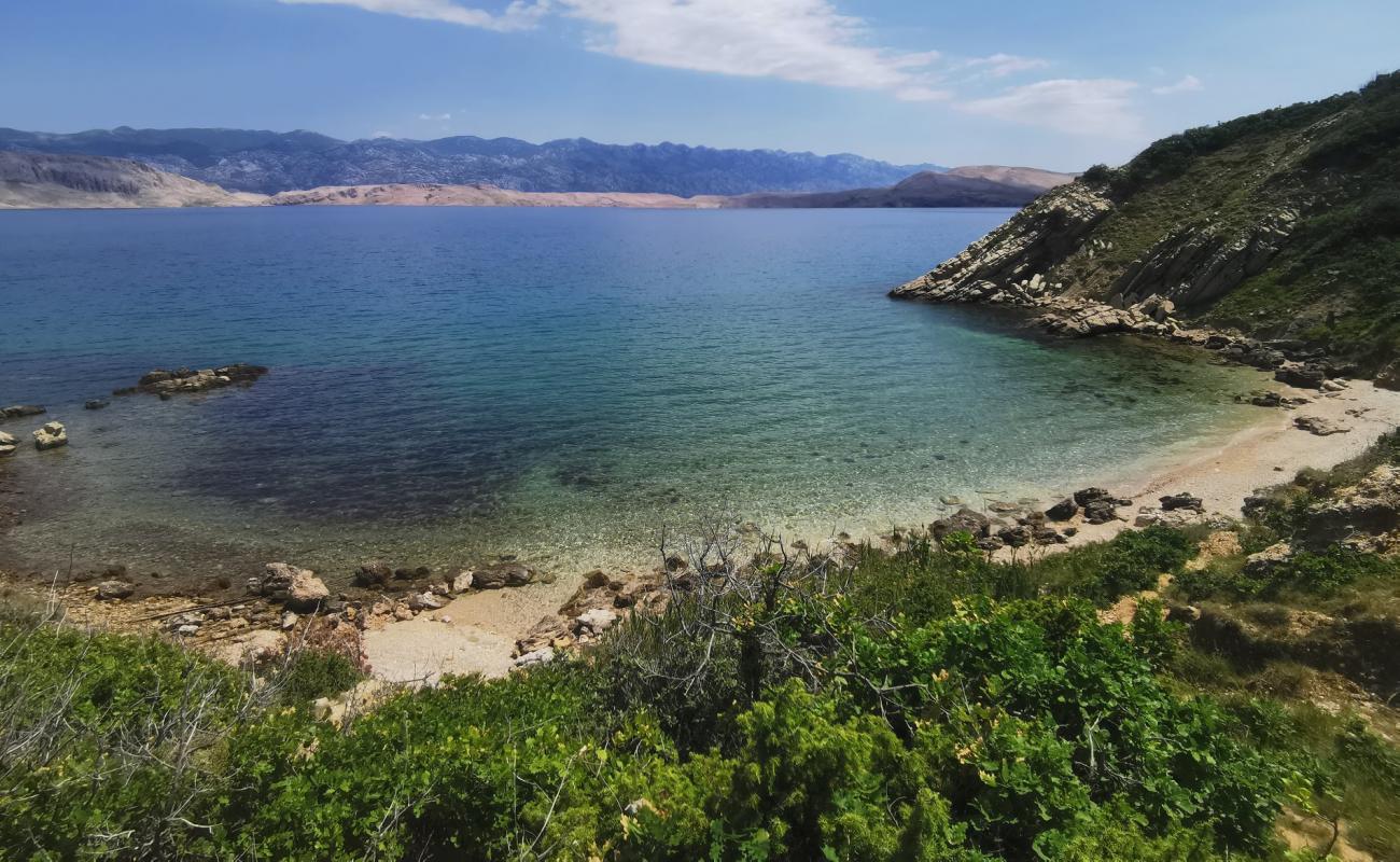 Photo de Klara beach avec caillou fin clair de surface