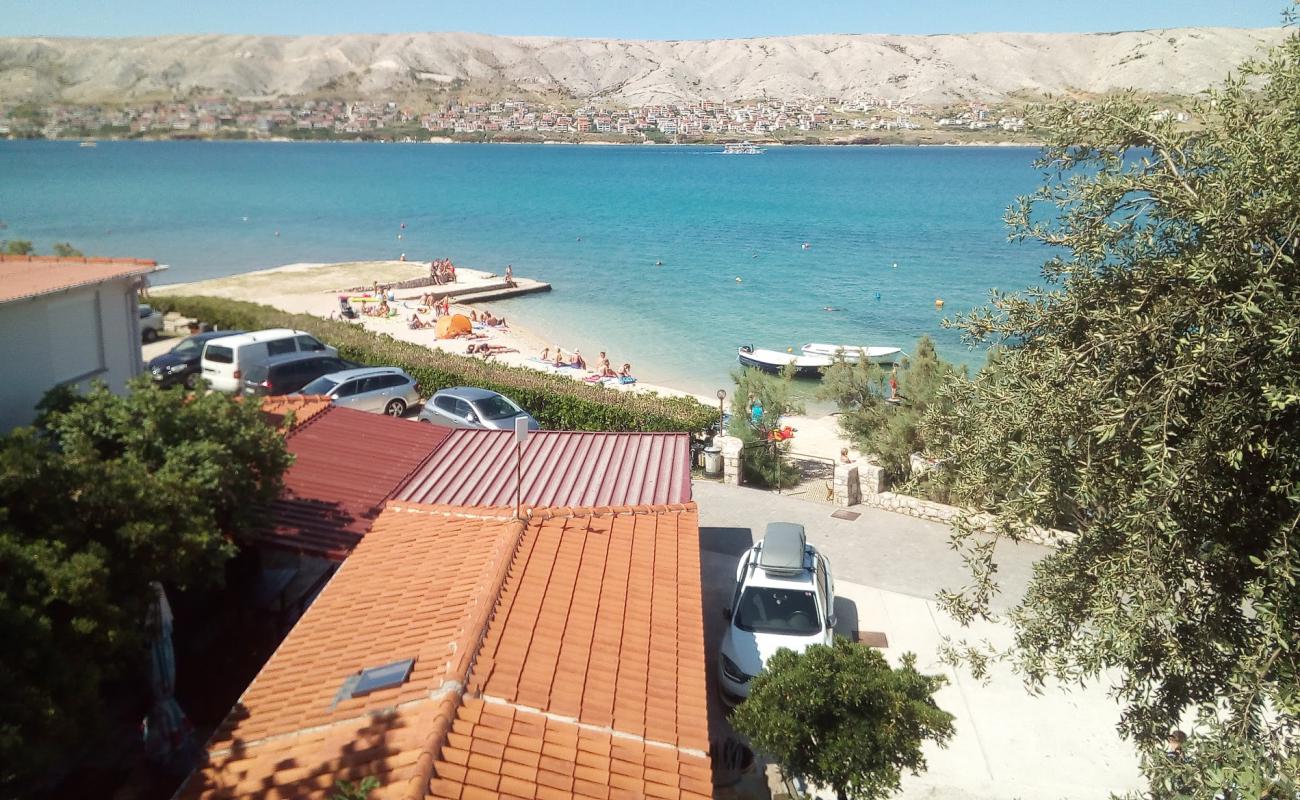 Photo de Basaka beach avec petits galets beige de surface