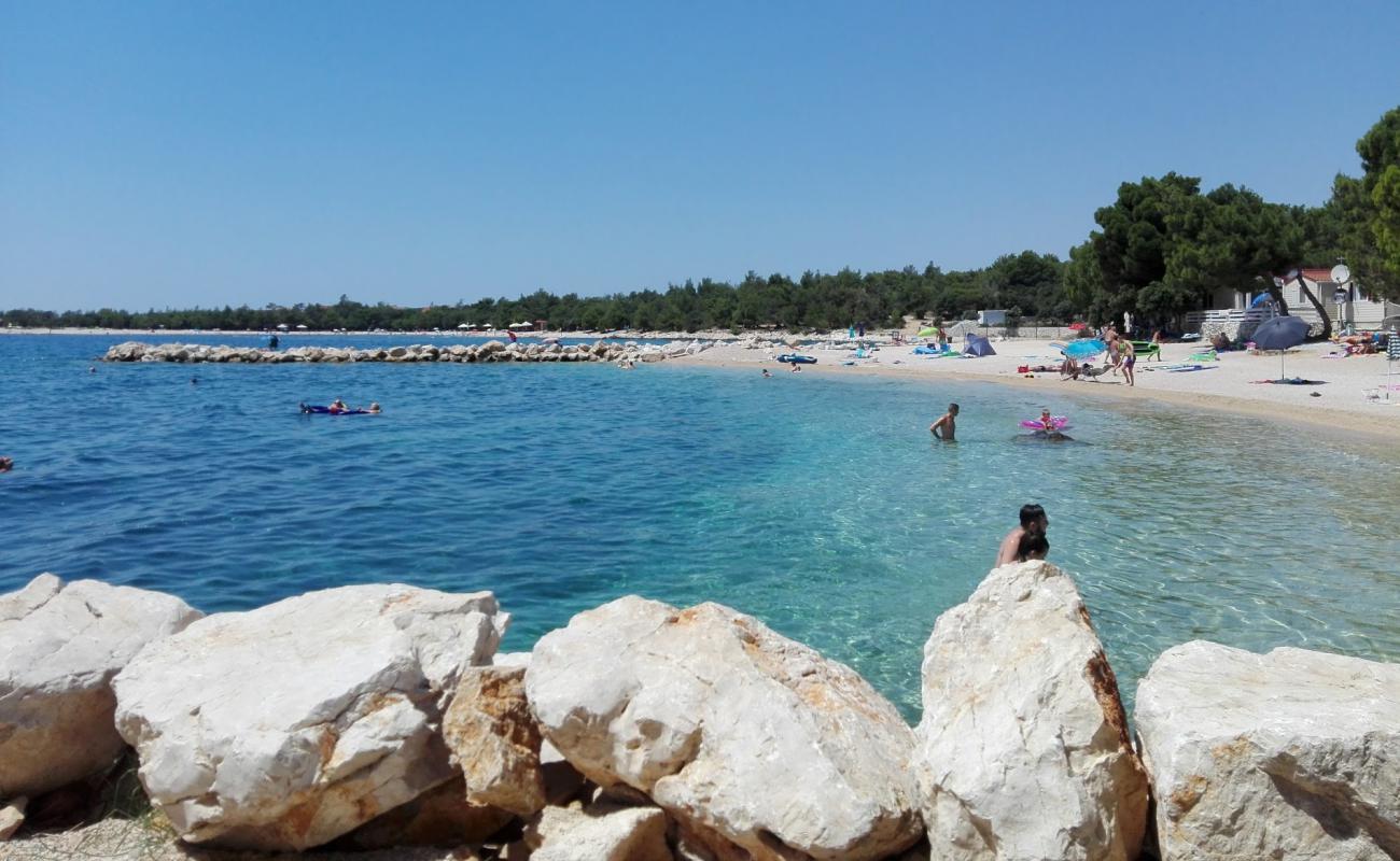 Photo de Simuni II beach avec caillou fin clair de surface