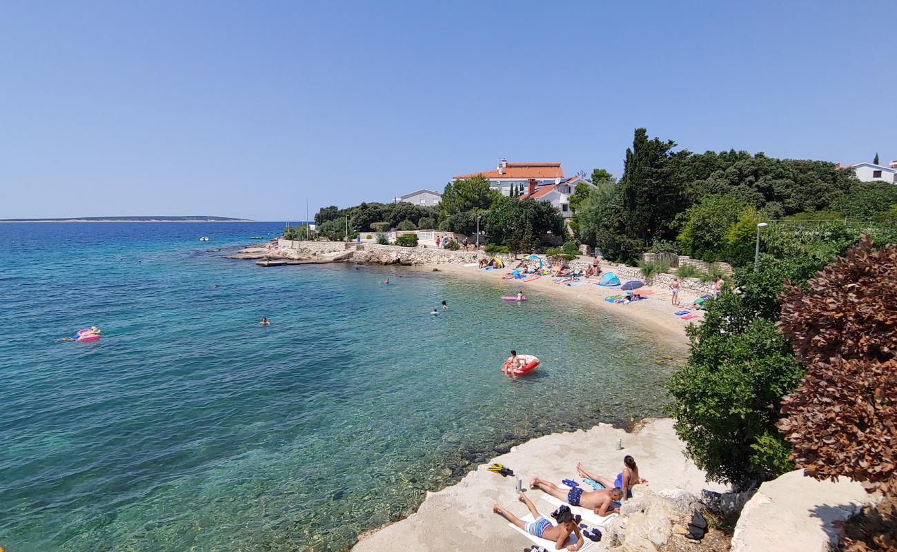 Photo de Mandre beach avec petits galets beige de surface