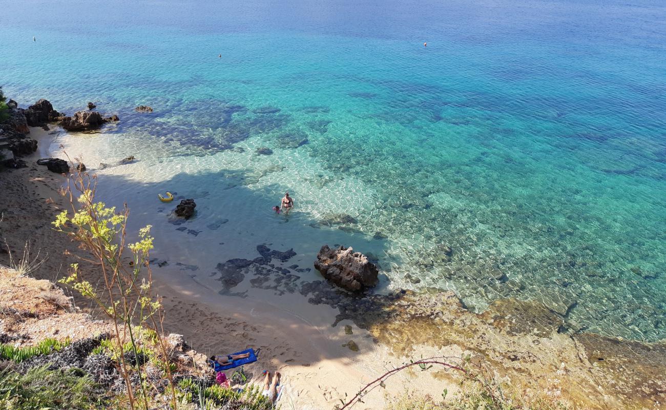 Photo de Uljak beach avec caillou fin clair de surface