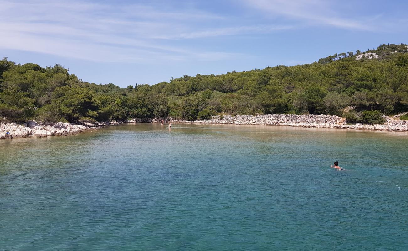 Photo de Mala Sabusa beach avec sable beige & galets de surface