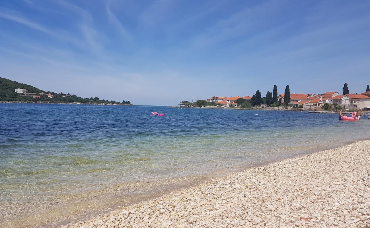 Photo de Sutomiscica beach avec sable noir avec caillou de surface