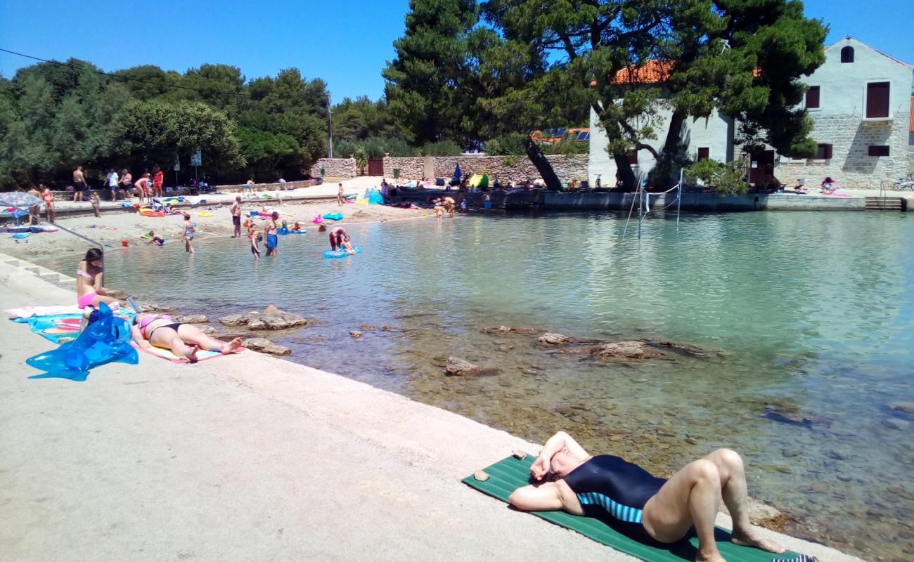 Photo de Pjescana plaza avec sable brun de surface