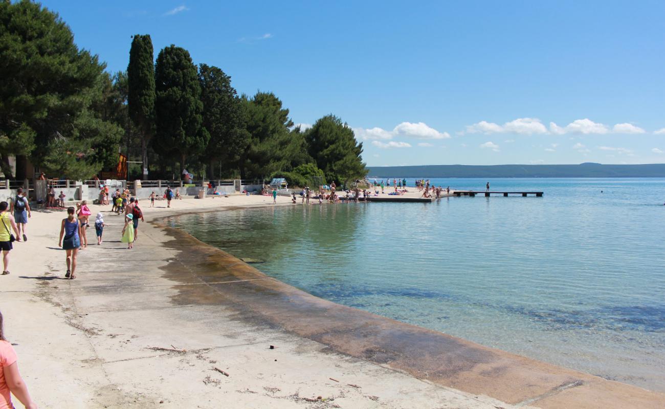 Photo de Matlovac beach avec surface béton pavée de surface