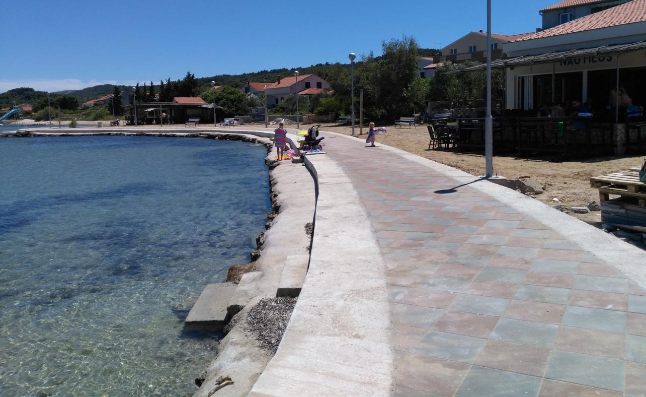 Photo de Plaza Dobropoljana avec caillou fin clair de surface