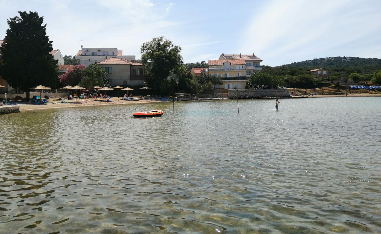 Photo de Tratica beach avec caillou fin brun de surface