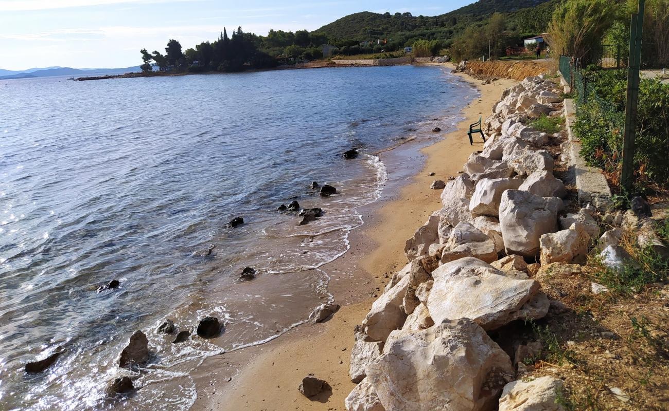 Photo de Bartovica beach avec sable brun de surface