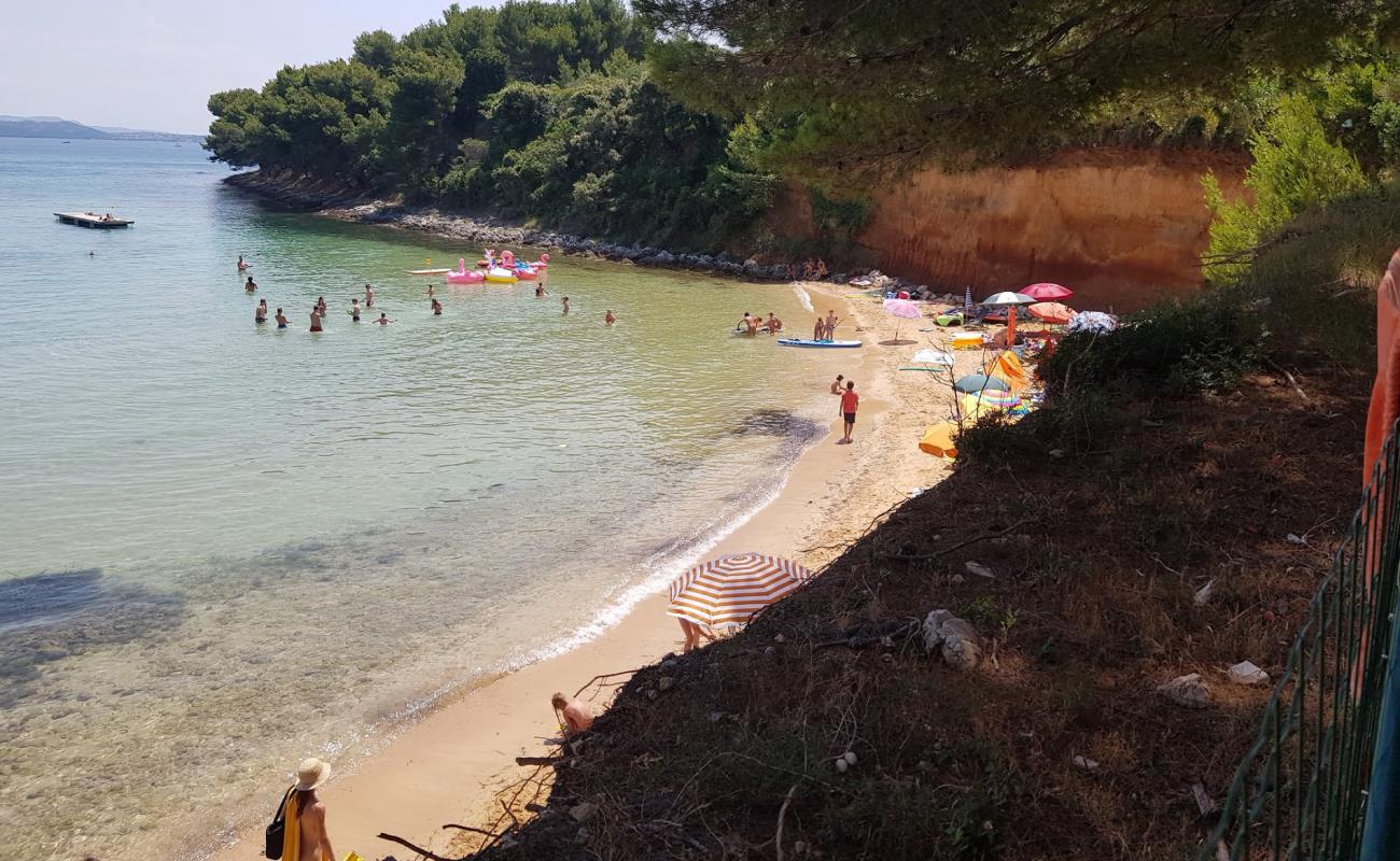 Photo de Sovinje beach avec sable brun de surface