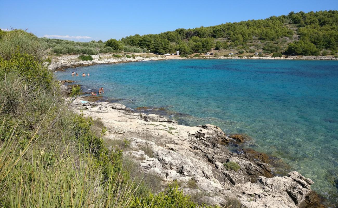 Photo de Koromasna uvala avec terrain rocheux de surface