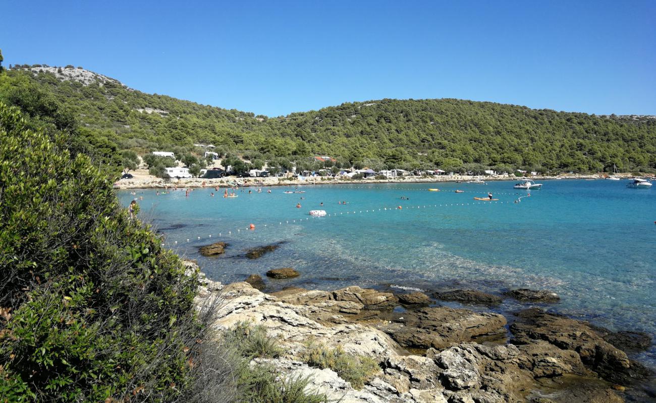 Photo de Kosirina beach avec caillou gris de surface