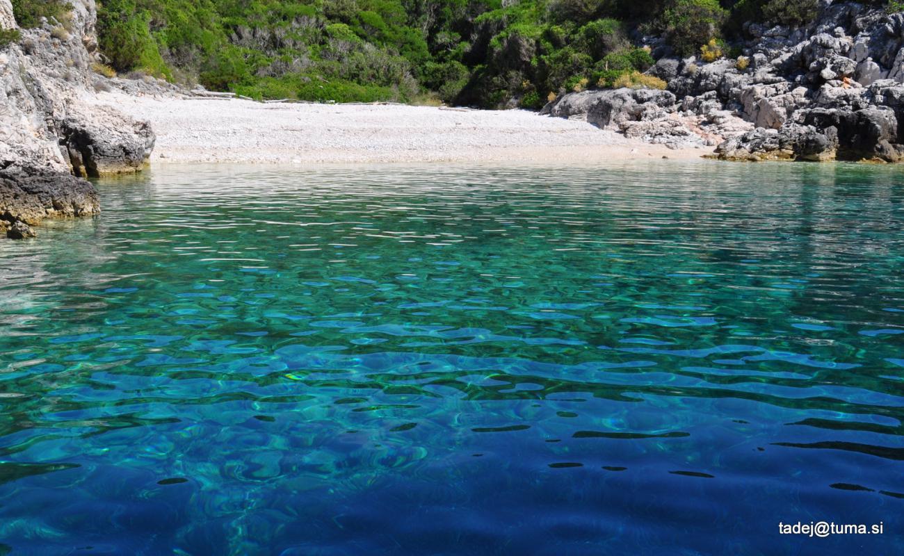 Photo de Brbinjscica Bay II avec caillou blanc de surface