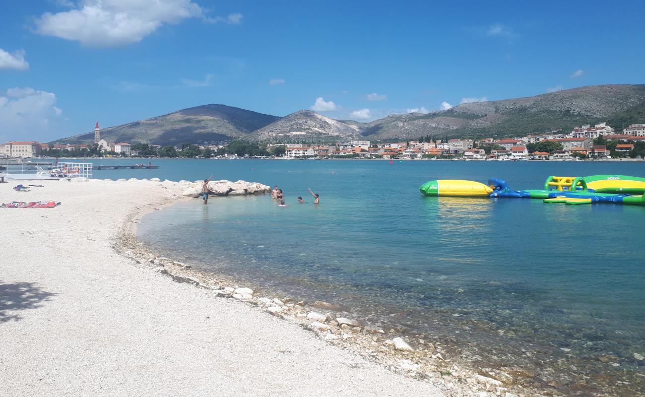 Photo de Trogir beach avec caillou clair de surface