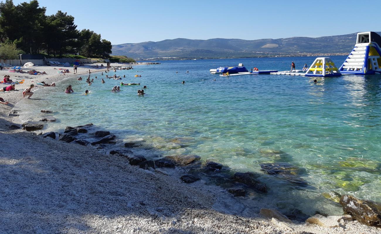 Photo de Slatine II beach avec petits galets beige de surface