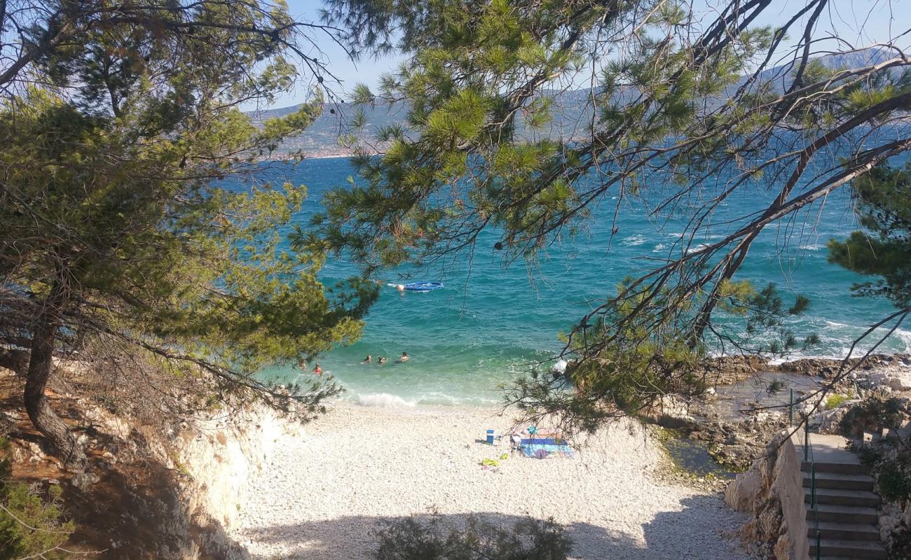 Photo de Martinka beach avec galets beige de surface