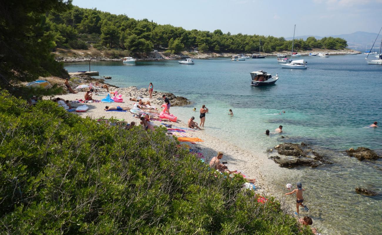 Photo de Glorija beach avec galets beige de surface