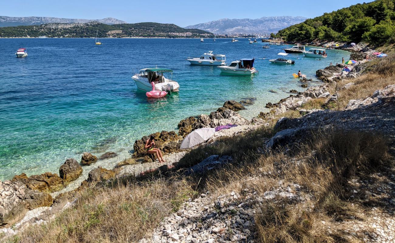 Photo de Kava beach avec roches de surface